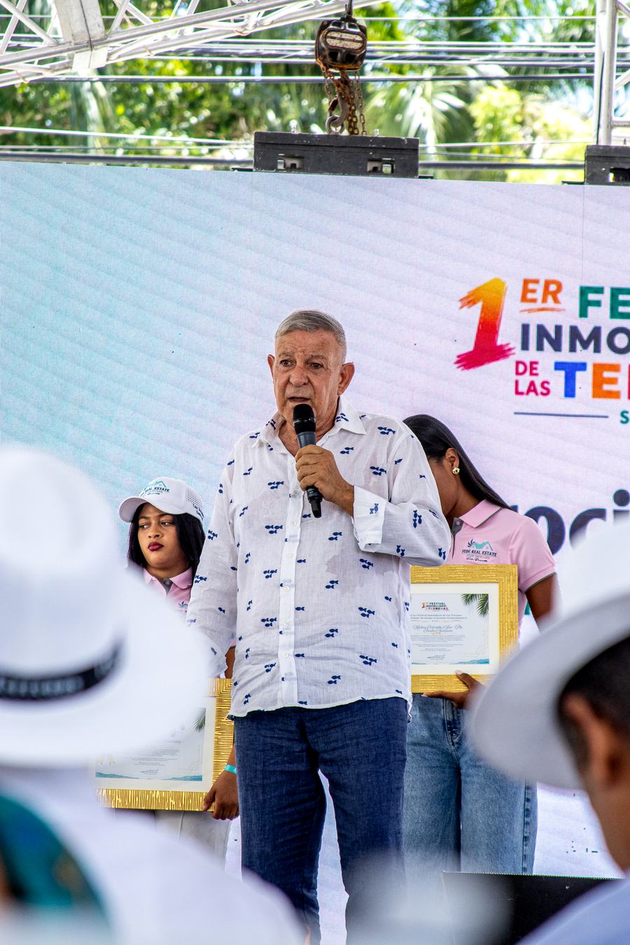 Acto inaugural del primer festival: discurso de apertura sobre el escenario
