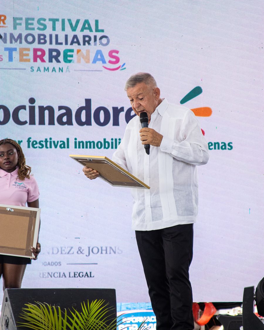 Lectura de un reconocimiento sobre el escenario principal