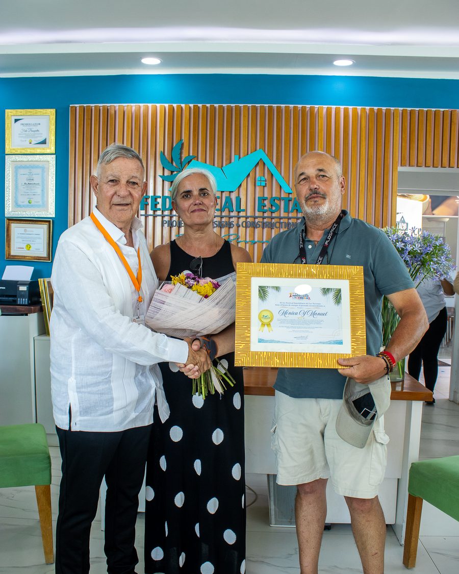 Entrega de un reconocimiento en la oficina de Fede Real Estate