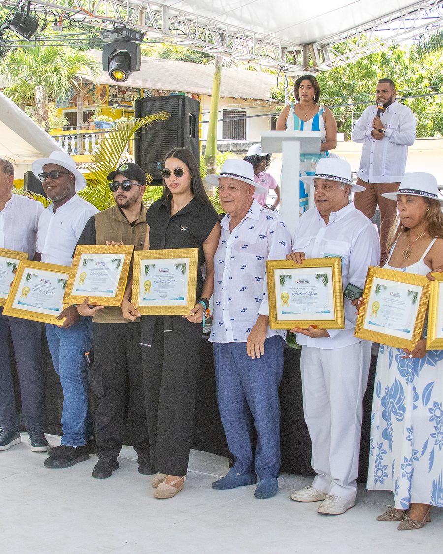 Fotografía grupal de los premiados de la primera edición con sus diplomas