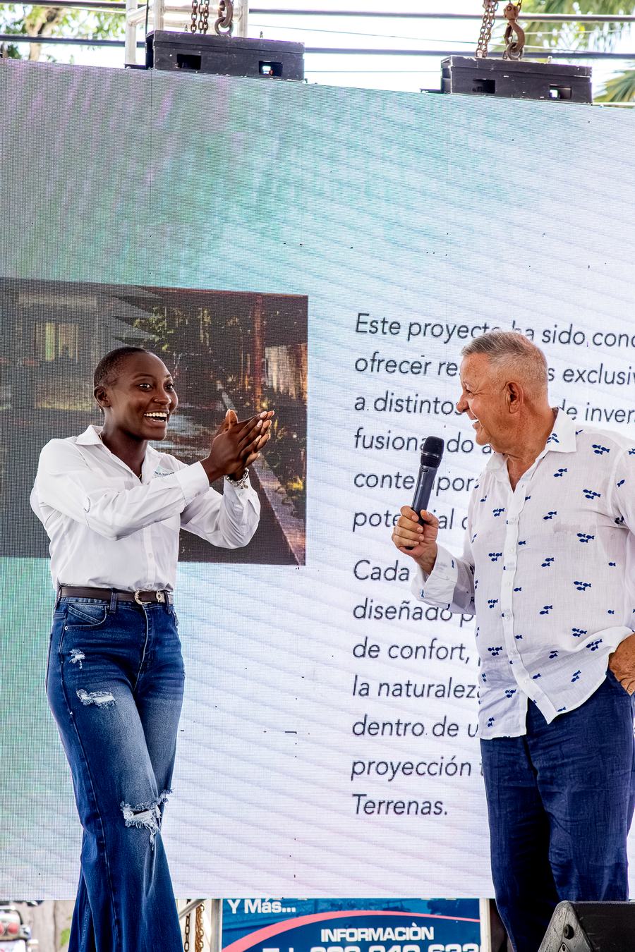 Momento de aplausos durante la presentación de un proyecto