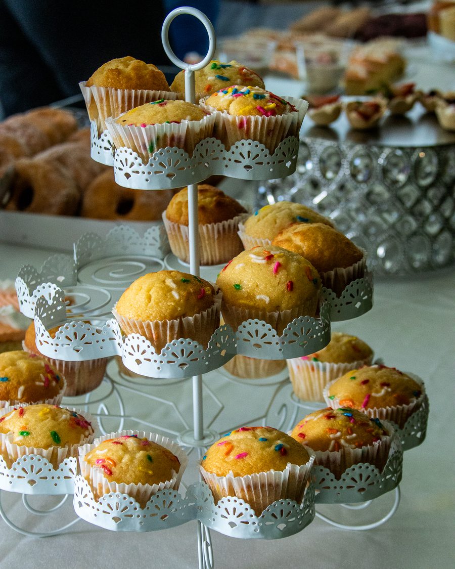 Torre de cupcakes decorados en la mesa de postres del festival