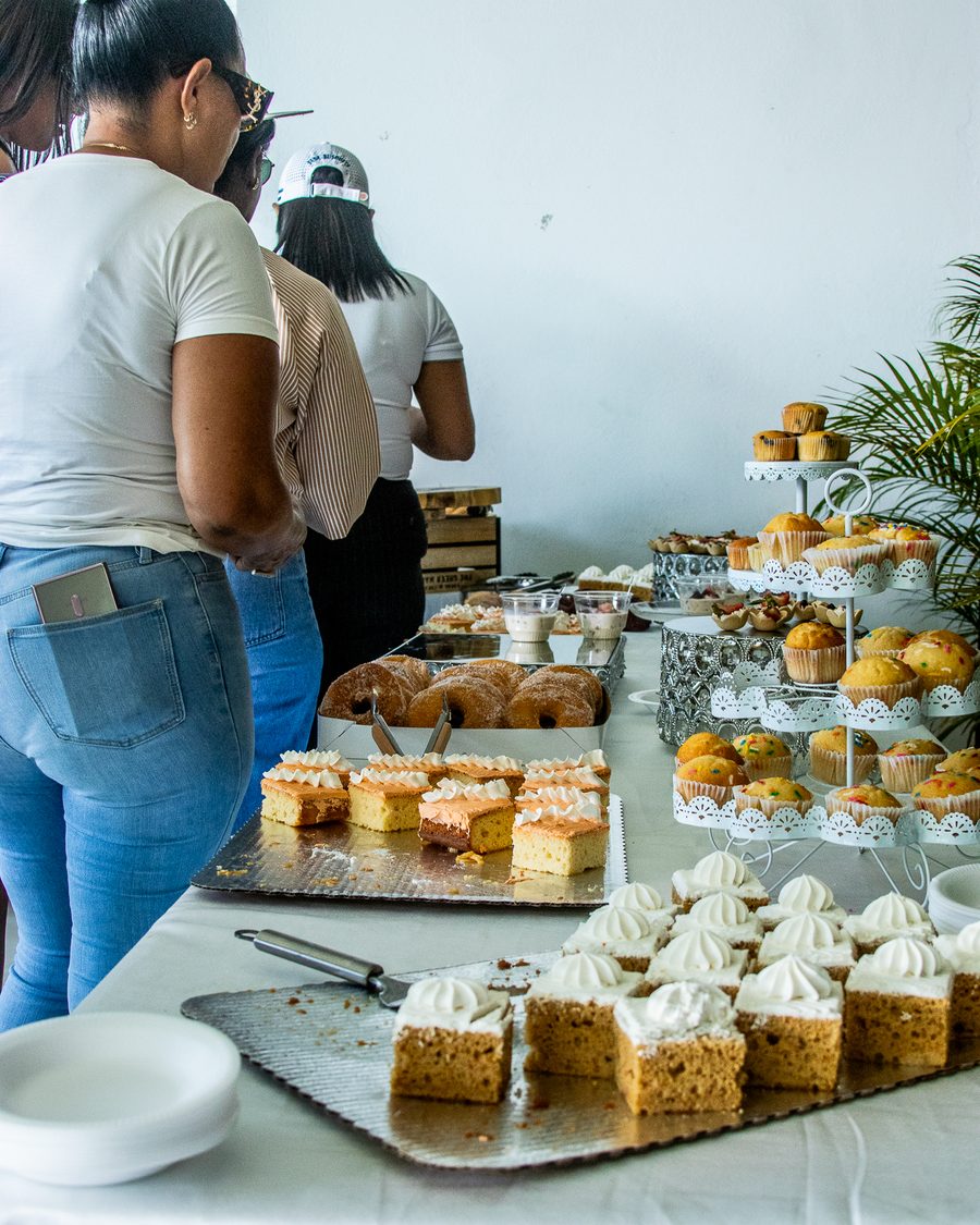 Mesa de postres del festival con bizcochos, donas y cupcakes