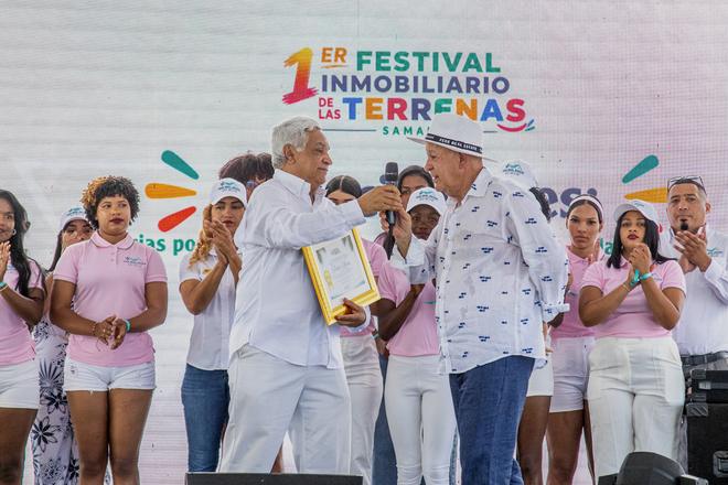 Entrega de reconocimiento sobre el escenario del festival