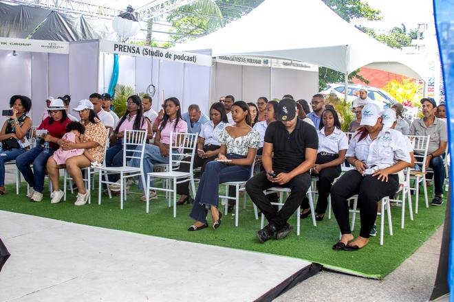 Asistentes siguiendo una charla en la zona de stands