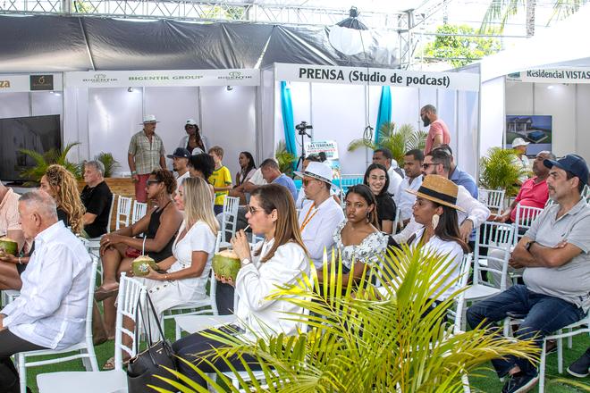 Foto grupal de participantes y organizadores
